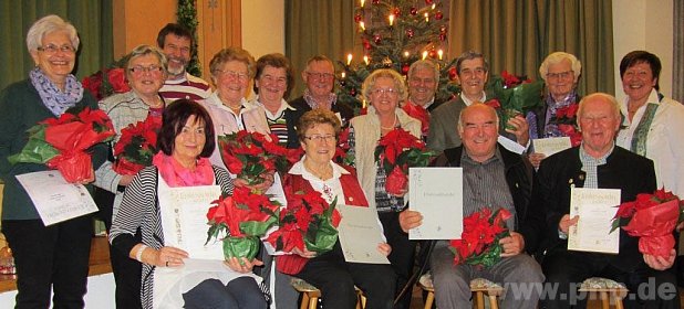 Die Geehrten fr 50, 40 oder 25 Jahre Mitgliedschaft erhielten eine Urkunde und einen Weihnachtsstern. − Foto: Unterholzner