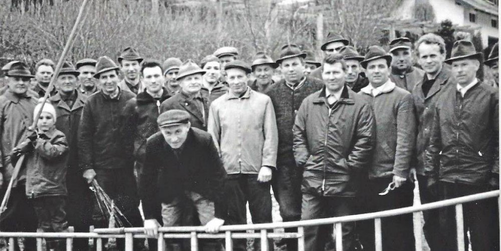 Ein Bild aus der Pionierzeit der Gartler vom ersten Baumschnittkurs im Jahr 1968 mit 1. Vorsitzenden Josef Lidl (links) und seinem Stellvertreter Franz Bauer, der vorne die Leiter hlt. − Foto: red