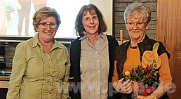 Von Preistrgerin zu Preistrgerin: Die letztjhrige Gewinnerin Claudia Speckbacher (Mitte) gab den "Grnen Daumen" an Iris Kirchner (rechts) weiter, Vorsitzende Gabi Hofer (links) gratulierte. −F.: Hager