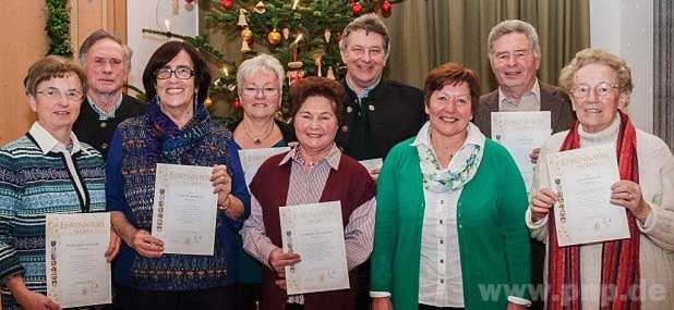 Die 40-er (v.l.): Hildegard Salzinger, Johann Wick, Christa Birmelin, Sofie Reiter (fr Ludwig Reiter), Theresia Mittermeier, Engelbert Haunberger, 1. Vorsitzende Christa Schewtschenko, Ludwig Hfl und Stilla Eitinger.