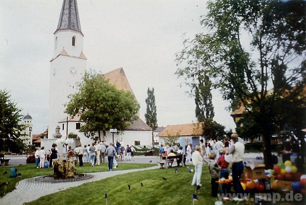 Das erste Dorffest 1985 am neuen Dorfplatz: Aus kleinen Anfngen entwickelte es sich zur traditionellen Einrichtung in der Gemeinde. − Fotos: H. Gruber