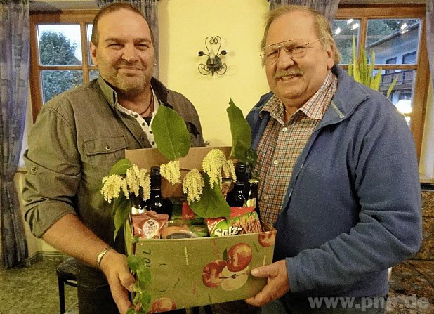 Mit einem Prsent dankte Konrad Brandmller, 1.Vorstand des Erlbacher Gartenbauvereins (links), Wilhelm Stolz. − F.: Hochhusl
