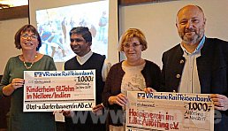 Spendenschecks ber jeweils 1000 Euro bekamen Pfarrvikar Deva Gudipalli fr ein Kinderheim in Indien und Prof. Michael Kraus (re.) fr den Hospizverein.