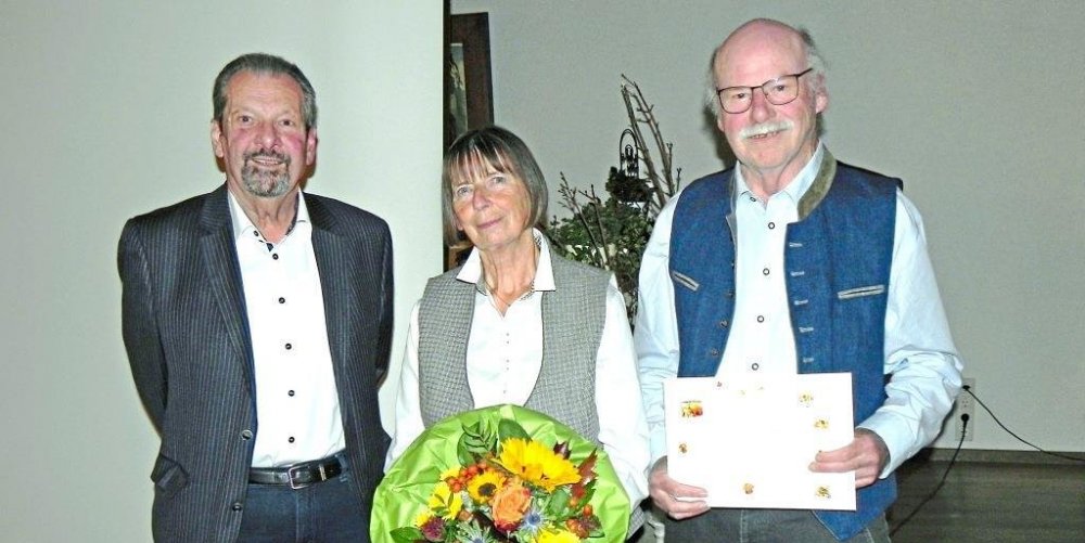 Gnther Baumann (links) bedankte sich bei Sophie und Hans-Joachim Fuchs fr deren 28-jhrige Ttigkeit im Vorstand des Harter Gartenbauvereins.