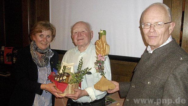 Grner Daumen: Vorsitzende Gabi Hofer mit Sieger Alfons Hsl und Vorjahressieger Georg Waritschlager (rechts). − Fotos: Keil