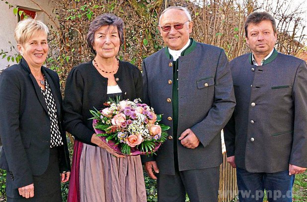 Zur Goldenen Hochzeit von Maria und Mathias Berreiter (Mitte) gratulierten Brgermeister Martin Poschner und Seniorenreferentin Renate Breu. − Foto: Spielhofer
