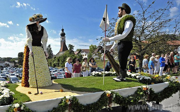 Als Golfplatz-Standort zeigt dieses "Grn" samt buntem Rosenrock die Gemeinde Haiming. − F.: Kleiner