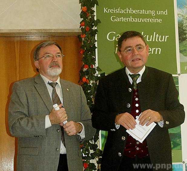 "Die Gartenbauvereine sind hier top vertreten": Landrat Erwin Schneider (rechts) bei der offiziellen Erffnung mit dem Vorsitzenden des Gartenbau-Kreisverbandes Stefan Jetz.