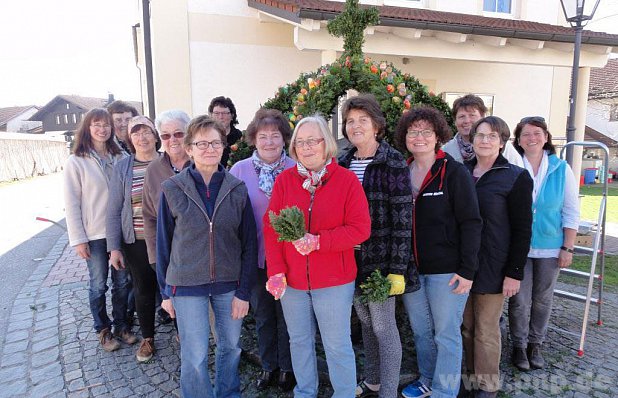 Stolz auf ihr Werk: Erlbacher Frauen vor dem von ihnen geschaffenen Osterbrunnen. − Foto: Hochhusl