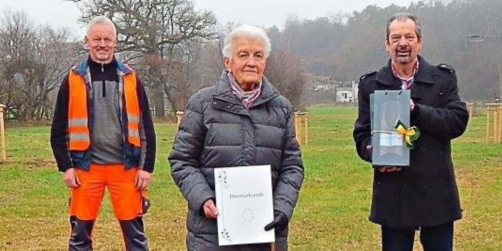 Fr 50-jhrige Zugehrigkeit zum Gartenbauverein Hart/Alz wurde Elisabeth Schtz geehrt. Dazu gratulierten (von links) Brgermeister Maik Krieger, Baumwart Hubert Kck sowie Gnther Baumann und Christian Feuchtner vom Harter Gartenbauverein. Die Ehrung wurde vor der Kulisse der neu angelegten Streuobstwiese vorgenommen. −Foto: Anwander