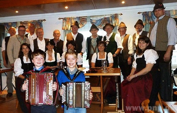 Viele Musiker in Aktion: Sie alle wirkten beim Hoagart von AWO und Gartenbauverein im Steiner-Saal mit. − Foto: Veranstalter