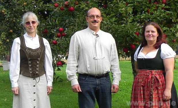 Sie sind die ersten Streuobstwiesenführer des Gartenbauvereins Unterneukirchen: Barbara Jüngling (von links), Klaus Wunder und Andrea Westenthanner. − Foto: H. Gruber