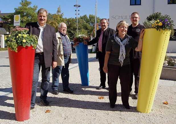 Farbig-leuchtende "Schultten" und strahlende Gesichter: ber die Bereicherung des Platzes vor der Schule freuen sich Brgermeister Hans Daferner (von links), Max Kagerer, der sie geschaffen hat, sowie die Vereinsvorsitzenden Franz Berndl (KSK), Christa Schewtschenko (Gartenbauverein) und Florian Schneiderbauer (Schul-Frderverein).  − Foto: Brandl