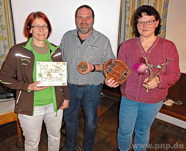 Mit den "Juleikas" (Jugendleiterinnen) Ingrid Wimmer (links) und Brigitte Salzinger prsentiert Gartenbau-Vorsitzender Konrad Brandmller die Produkte der neu gegrndeten Jugendgruppe. − Foto: Hochhusl