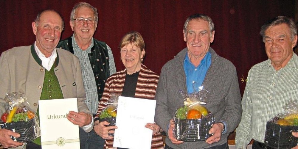 Ehrungen in der Jahresversammlung des Gartenbauvereins (von links): Bürgermeister Johann Krumbachner, Vorsitzender Georg Osl, Linda Hintermeier, Matthias Dorfner und Fritz Gruber. −Foto: Heckmann