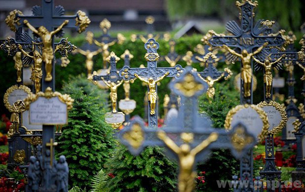 Friedhöfe sind nicht nur zum Trauern und Innehalten da. Sie können auch ein attraktiver Spiegel einer Kommune sein, etwa hier der Haiminger Friedhof, der landkreisweit auf dem 2. Platz landete. − F.: Kleiner/Kreisverband