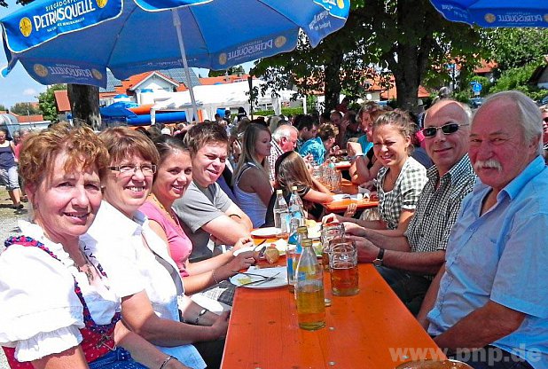 Zünftig geht’s zu beim Unterneukirchner Dorffest. − Foto: G. Gruber