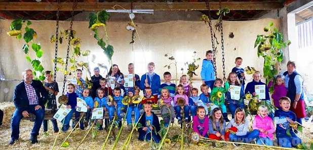 Die Kirta-Hutsch’n war die Attraktion beim Schupfinger Kirta: Auf ihr versammelten sich auch die Kinder mit ihren Sonnenblumen zusammen mit Wolfgang Antwerpen (links), Vorsitzender des Gartenbauvereins, und Marianne Breu (rechts) von der Vorstandschaft.  − Foto: Spielhofer