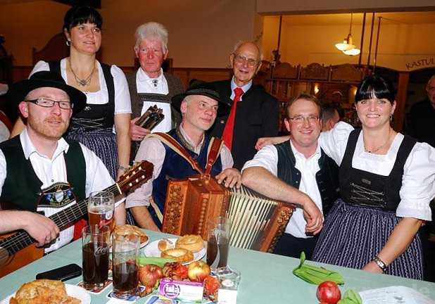 Die Solisten Manfred Zallinger (mit Ziach) und Koni Maier (3.v.l) sowie Gustl Geith (3.v.r.) nutzten die Pause für einen "Ratsch" mit den Entsfellner Dirndln und dem Vogelstimmenimitator (2.v.r). − Foto: S. Graf