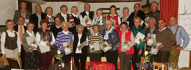 Für ihre langjährige Mitgliedschaft wurde eine große Anzahl an Gartlern von Manfred Zeiler (rechts) sowie Barbara Jüngling (von links) und Zweitem Bürgermeister Jochen Englmeier geehrt. − Fotos: H. Gruber