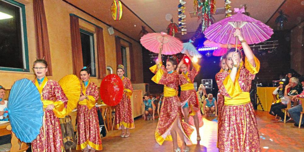 Im Takt der Musik hantierten die "Chinesinnen" mit ihren Schirmen – die "Red Lips"aus Pleiskirchen. − Fotos: Hochhäusl