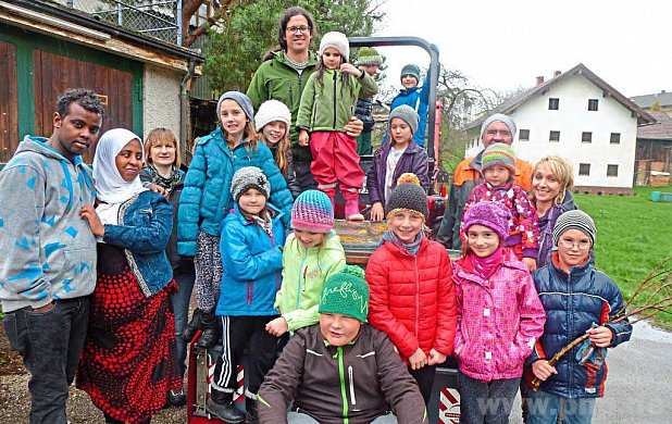 Auch einen Sack mit ausrangierten Disketten haben sie gefunden: Die Helfer des Gartenbauvereins bei der Flursäuberungs-Aktion. − Foto: Westenthanner