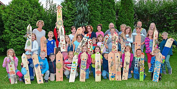 Stolz prsentieren die Kinder ihre nach eigenen Vorstellungen dekorierten Bretter, die sie mit nach Hause nehmen konnten. − Foto: Fuchs