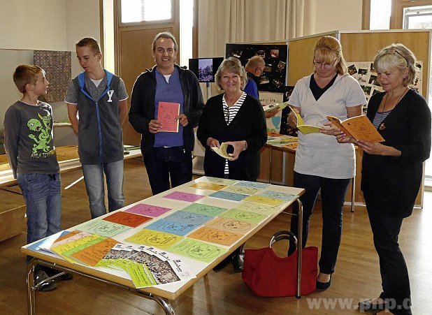 Jugendpfleger Armin Nachlinger (3. von links) und Sozialpdagogin Karin Ebensperger (rechts daneben) bei der Ausstellungserffnung, zusammen mit den Besuchern (von links) Sydney und Stephen Horn, Regina Horn und Karin Kirst-Scholz. − Foto: Spielhofer