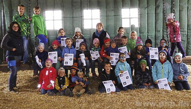 Die jungen Teilnehmer am Pflanzen-Wettbewerb des Gartenbauvereins belagerten die Kirta-Hutsch’n. Die Vorstandsdamen Marianne Breu (hinten Mitte) und Michaela Hurmer (vorne links) hatten den Wettbewerb organisiert. − Foto: Spielhofer