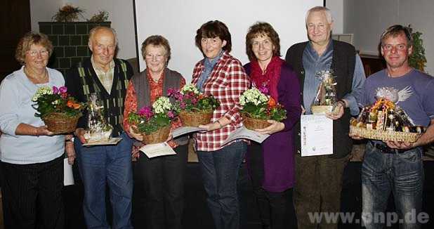 Fr langjhrige Vereinzugehrigkeit wurden Hildegard Neugirg (von links), Johann Kurz, Rosmarie Gruber, Anita Kamhuber, Maria Zauner und Erwin Thiel geehrt. Peter Turneretscher (rechts) hat mit dem Foto "Der kleine Maulwurf" (Bild links) den Fotowettbewerb des Vereins gewonnen.  − Fotos: Kamhuber/Turneretscher