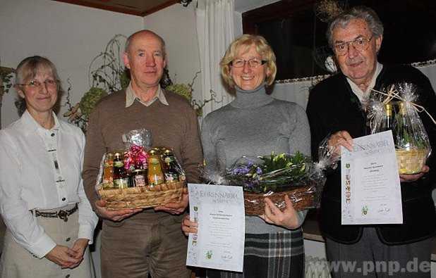 Zum Schwalbenschwanz-Siegerbild (links) gratulierte Vorsitzende Barbara Jüngling (oben, von links) Sigi Wenig, außerdem ehrte sie Gisela Schneiderbauer und Ruhestandspfarrer Kasimir Spielmann für 25- bzw. 40-jährige Mitgliedschaft im Verein. − Fotos: Wenig/Kamhuber