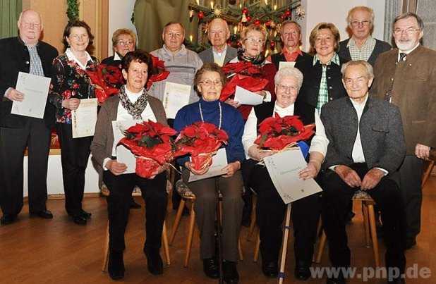 Eine Urkunde und einen Weihnachtsstern gab’s fr diese langjhrigen Mitglieder des Gartenbauvereins.  − Foto: Unterholzner