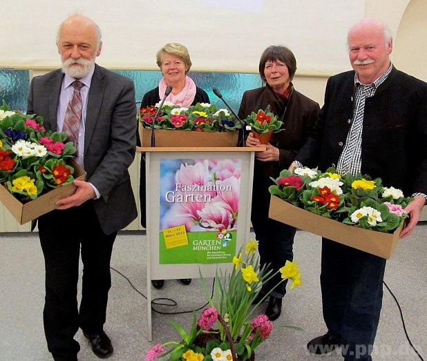 Verteilten an die anwesenden Frauen als nachtrgliches Valentinsgeschenk farbenprchtige Primelstckchen: (von rechts) Vorstand Hans-Joachim Fuchs, Ehefrau Sofie Fuchs, Schriftfhrerin Christl Schaab und Brgermeister Christian Mende. − Foto: Wastl