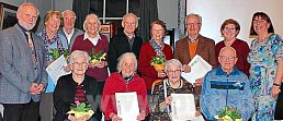 Die Geehrten mit Gratulanten: Martha Seimel (v.v.li.), Ingrid Tropschug, Renate Philipp-Koppel, Ehrenmitglied Georg Waritschlager, Clemens Jobst (h.v.li.), Gertraud Kamhuber (50 Jahre), Georg Jackl, Angela Jetz, Willi Erber (50 Jahre), Hermine Wimmer (50 Jahre), Peter Tropschug, Vorsitzende Gabi Hofer und Vize Christina Hager.