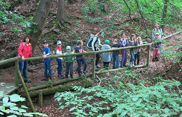 Mitten in der Natur: Die kleine Wandergruppe am Pframgraben mit den Betreuerinnen Andrea Ripzsam, Iris Jerschow und Roswitha Bieringer Nicht auf dem Foto ist Erni Hammerl. − Foto: Ressel