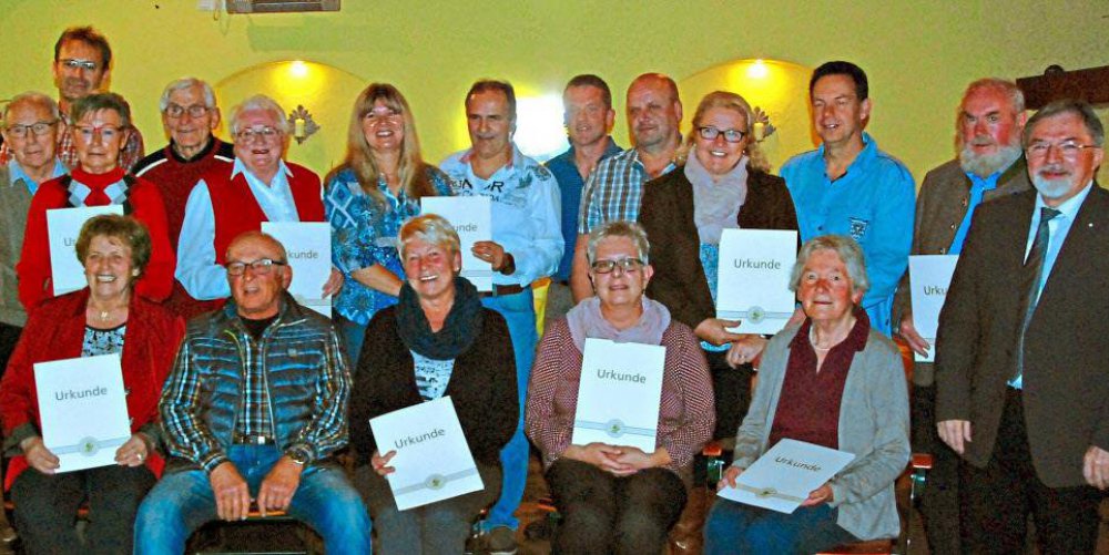 Gartenbau-Verbandsvorsitzender Stefan Jetz (rechts) zeichnete jene 13 Gartenbesitzerfamilien aus, die beim Tag der offenen Gartentür im Juni dabei waren. − Foto: Kähsmann