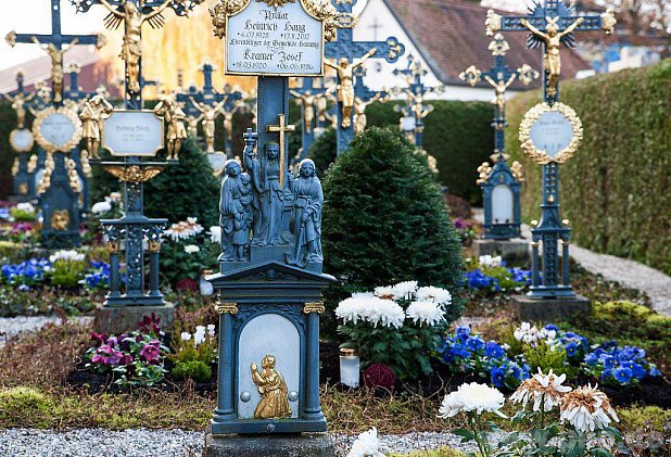 Kunstvoll geschmiedete Eisenkreuze prägen den "Altenheimfriedhof" in Haiming. Hier wurden früher Knechte und Mägde bestattet, die keine Verwandtschaft mehr hatten. Nicht zuletzt dieser Besonderheit hat der Haiminger Friedhof seinen 2. Platz beim Wettbewerb "Unser Friedhof" zu verdanken. − Foto: Preißler