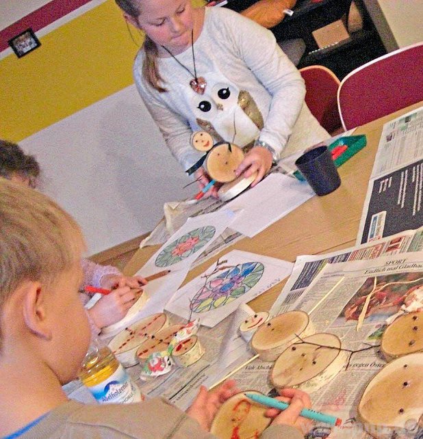 Die Löcher bohrten die Kinder selbst. − Foto: Ressel