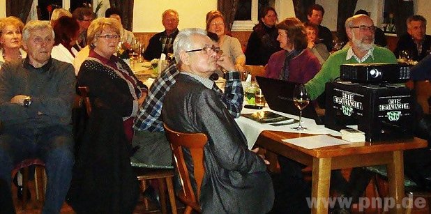 Heimatpfleger Wolfgang Hopfgartner (rechts) zeigte eine Diashow über die Geschichte der Burghauser Neustadt. − Foto: Ressel