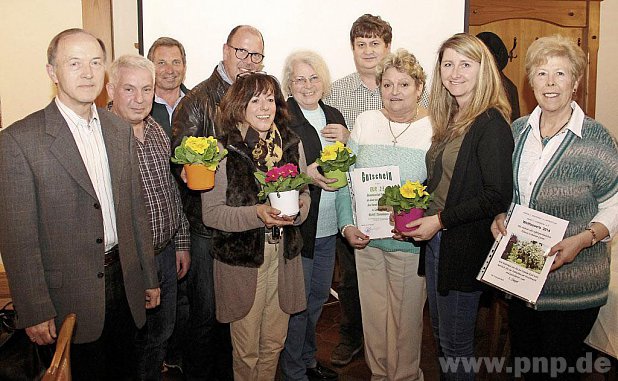 Wettbewerbs-Sieger, Vorstandsmitglieder und Neuzugänge auf einem Gruppenbild vereint: Dr. Robert Oeder (von links), Josef Grabmeier, , Martin Maierhofer, Gregor Zellhuber, Angelika Lohrer, Maria Brugger, Adolf Dötter, Rosemarie Hummel, Monika Huber und Rita Karl. − Foto: red