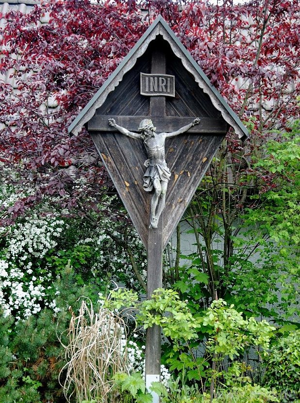 Das vom Gartenbauverein 1986 aufgestellte Wegkreuz an der Ecke Auforster-/Siedlerstrae ziert jeweils zur Fronleichnamsprozession ein Stationsaltar. Die Schnitzarbeit stammt von Sepp Huber. − F.: Bartschies