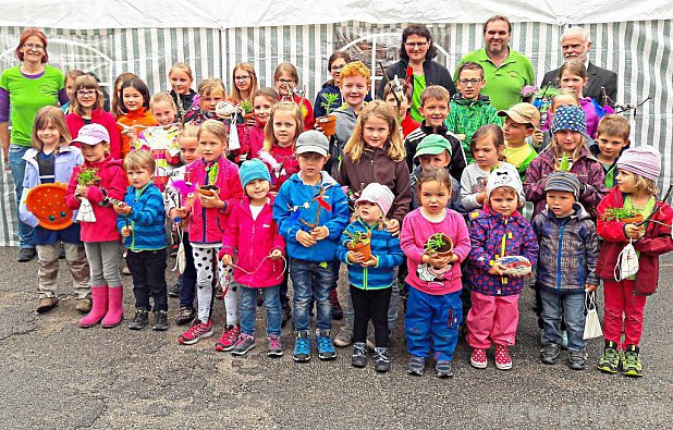 Stolz präsentierten die Kinder ihre gebastelten Schätze. Unser Foto zeigt sie mit den Gruppenleiterinnen Ingrid Wimmer (hinten links) und Brigitte Salzinger (im Hintergrund von links) sowie Vereinsvorstand Konrad Brandmüller und dem Kreisverbandsvorsitzender Clemens Jobst. − Foto: Latein