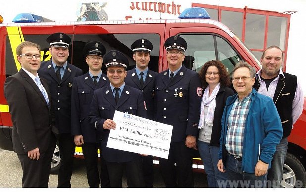 ber die Spenden der Raiffeisenbank Neumarkt-St. Veit-Reischach eG, bergeben von Vorstand Thomas Standar (links) und dem Gartenbauverein Erlbach, vertreten durch (von rechts) 1. Vorstand Konrad Brandmller, Schriftfhrer Hermann Schmidt und 2. Vorstand Katharina Eder, freut sich die Feuerwehr-Fhrungsriege mit 2. Kommandant Simon Rothenaicher, Kassier Michael Hindera, 1. Vorstand Johann Schwertfellner, 1. Kommandant Markus Freibuchner und 2. Vorstand Erwin Kaiser (2. bis 6. von links). − Foto: Hochhusl