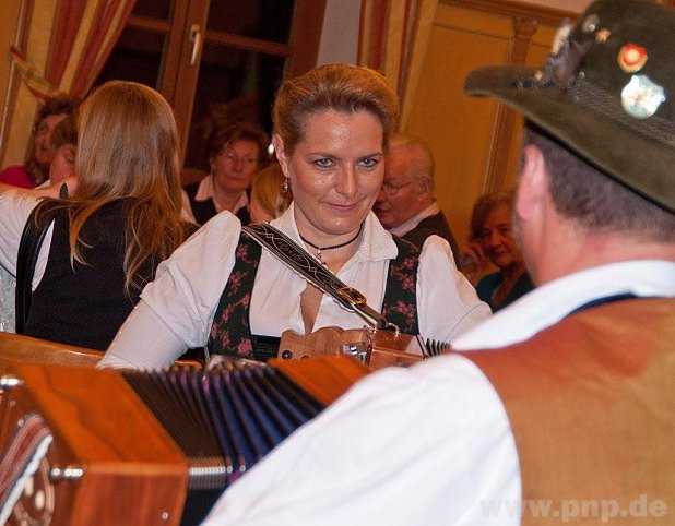 Die Stoaberg Musi ist bayernweit bekannt durch ihre Auftritte beim Chiemgauer Volkstheater. Zur Gruppe gehört Musiklehrerin Traudl Vordermaier, eine geborene Altöttingerin mit Wurzeln in Kastl. − F.: Graf