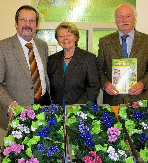 Mit blhenden Usambaraveilchen erfreuten (von rechts) Hans-Joachim Fuchs, Christine Schaab und Gnther Baumann die anwesenden Damen des Gartenbauvereins.  − Foto: Wastl