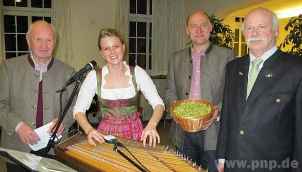 Bettina Reseneder untermalte mit Volksmusikliedern im Dialekt, begleitet auf moderner Zither, die Gartler-Jahreshauptversammlung, in der Referent Thomas Janscheck (2. von rechts) aus Wolnzach ber Hopfen referierte. Mit im Bild sind der ehemalige langjhrige Vorsitzende des Kreisverbands fr Gartenbau und Landespflege Richard Antwerpen (links) aus Alttting sowie der rtliche Vereinsvorsitzende Hans-Joachim Fuchs. − Foto: Wastl