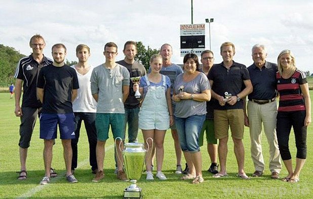 Siegerehrung: Vorsitzender Manuela Starnecker (re.) bergibt den Pokal an das Team des Gartenbauvereins. Brgermeister Gottfried Mitterer (2.v.re.) freut sich auch als Vorsitzender des Gartenbauvereins ber das schne Turnier und den Sieg seiner Mannschaft. − Foto: red