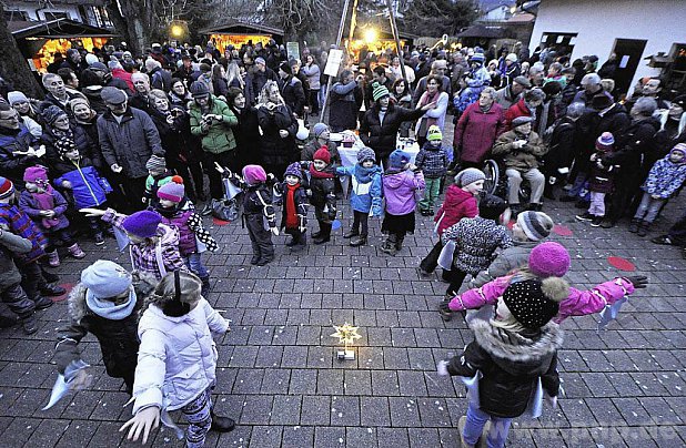 Die kleinen "Dance Girls" erfreuten mit ihrem frhlichen Auftritt unter Leitung von Birgit Dufter die Leute, die sich zahlreich im Innenhof der Familie Meier versammelt hatten.