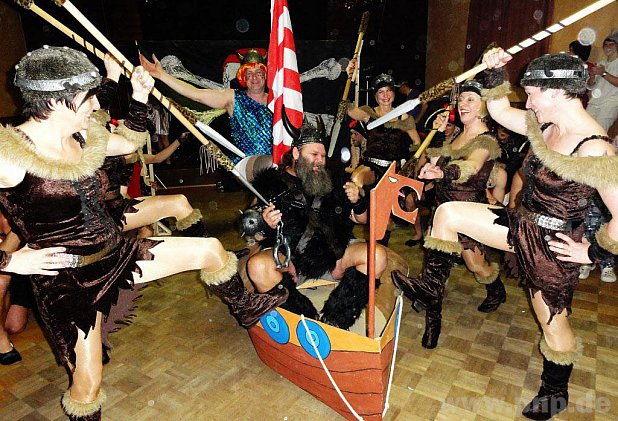 Die "Wikingerinnen" aus Reichertsheim haben den "bösen Sven" gefangen! − Foto: Hochhäusl