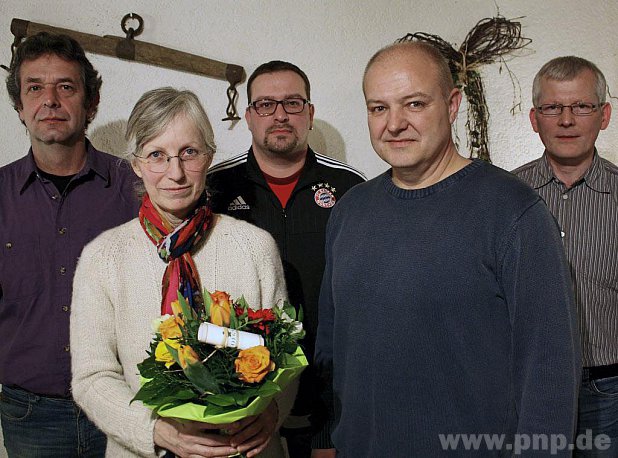 Nach knapp 20 Jahren Vorstandstätigkeit, davon acht als Vorsitzende, wurde Barbara Jüngling vom Obst- und Gartenbauverein mit Dank verabschiedet. Vorsitzender Manfred Zeiler bedauerte den Umzug nach Winhöring, freute sich aber zugleich, dass er mit Umstrukturierungen die Vorstandschaft kommissarisch wieder voll besetzten konnte: 2. Vorstand Leo Häusler (hinten von links), 2. Schriftführer Stefan Raberger und Kassier Rudi Beck. − Foto: Kamhuber